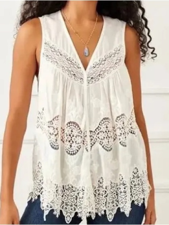 Karen Kane Tops - NWT ✨ Karen Kane White Crochet Lace V-Neck Tank size small